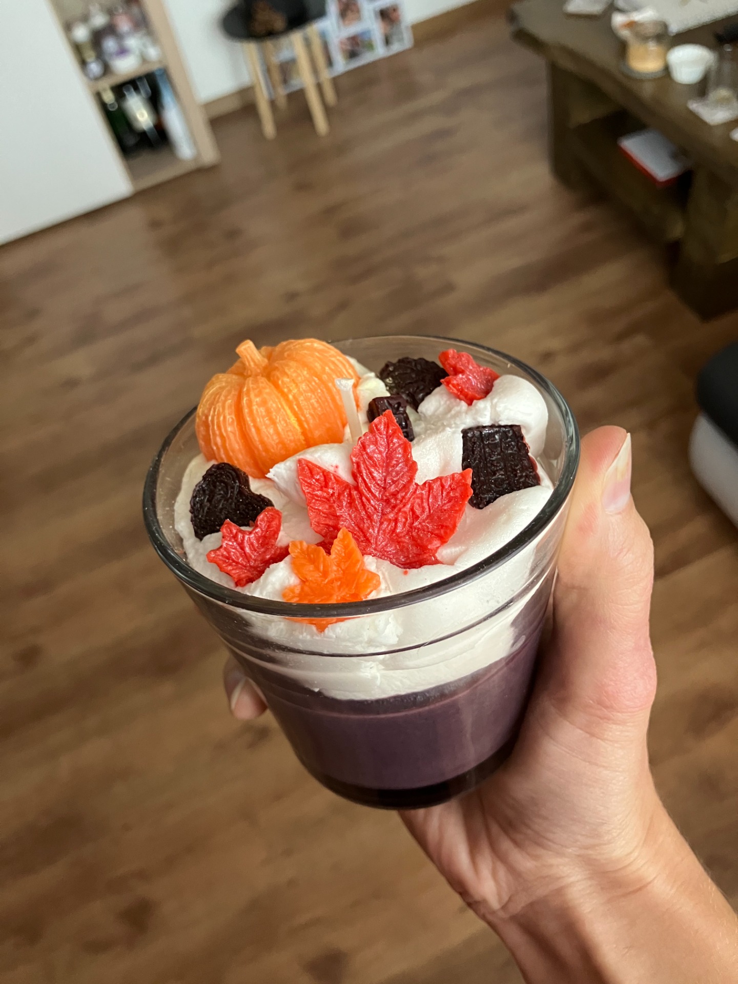 Dýně, listy, sušenky, čokoláda a podzimní barvy? Co víc si pod tím vším představit než takovou svíčku, která tohle všechno zahrnuje.