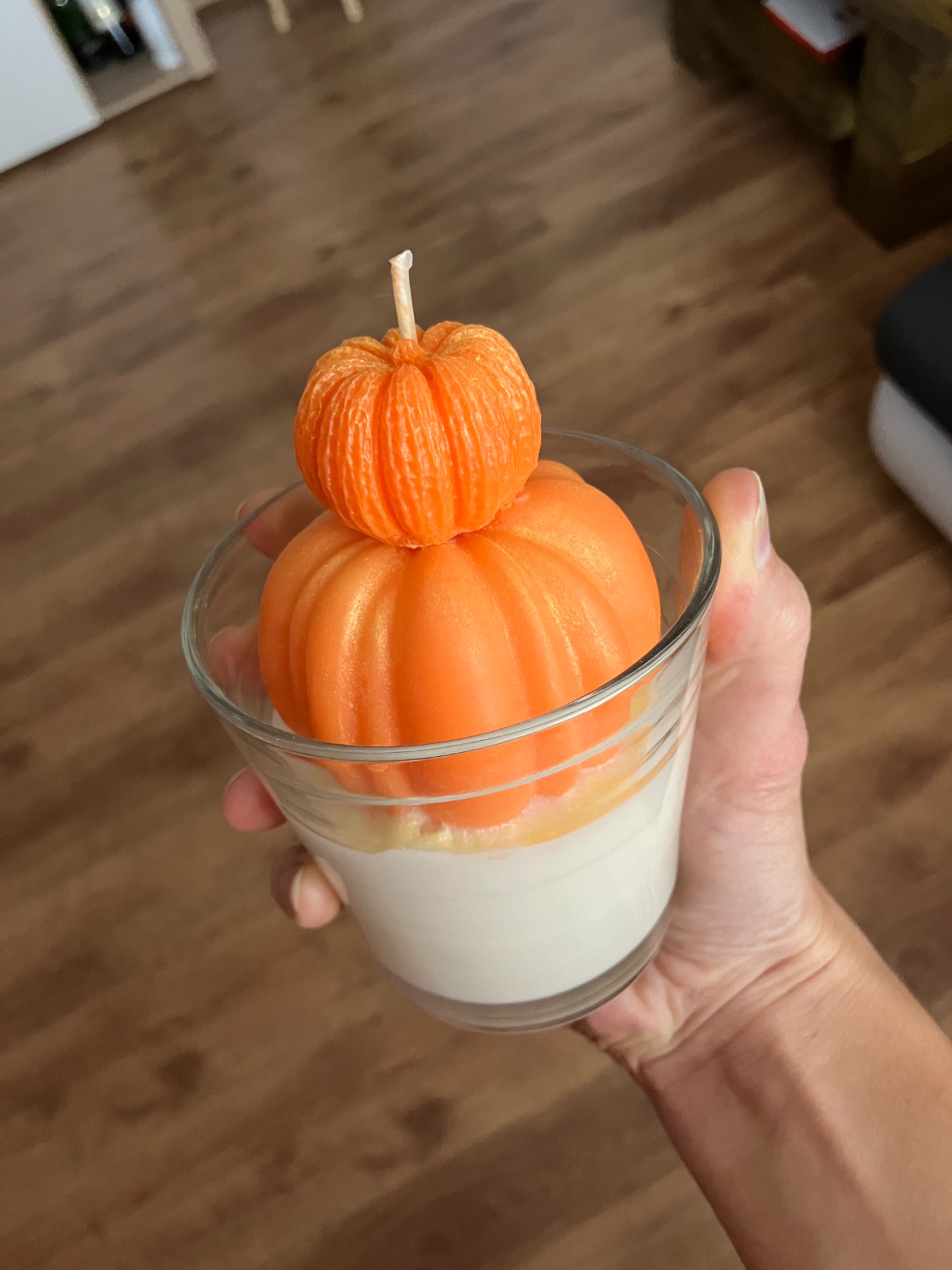 Dýně, dýně a zase dýně?! Proč ne, těch není nikdy dost na podzim a hlavně v tomto období, kdy na každém stole musí svítit plamínek svíčky a koukat na nějaký pěkný filmík.